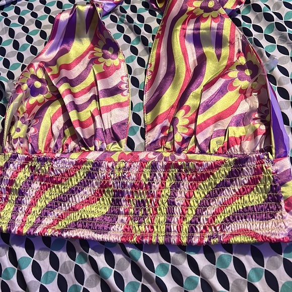 rue21 70s inspired halter top, ties around your neck size small - Picture 2 of 3